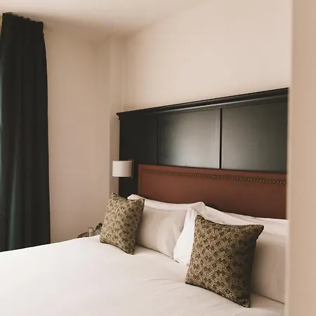 Honest Granada Apartments-2