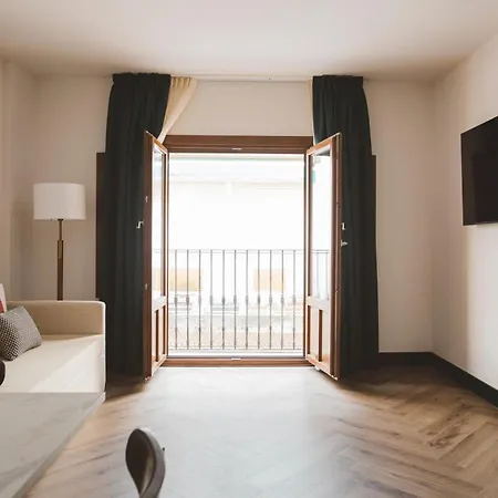 Honest Granada Apartments-3